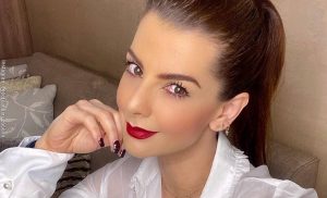 Selfie de Carolina Cruz sentada en su sala