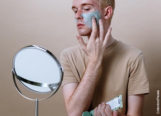 Foto de un hombre poniendo una crema sobre su rostro que muestra para qué sirve la mascarilla de café