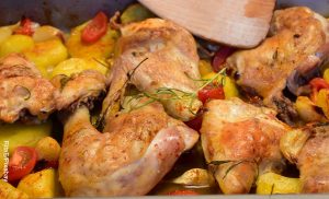 Foto de un plato de pollo al horno con una receta tradicional