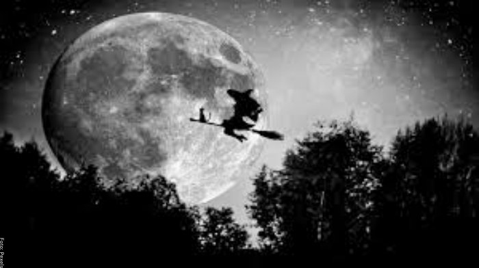 Foto de una bruja volando