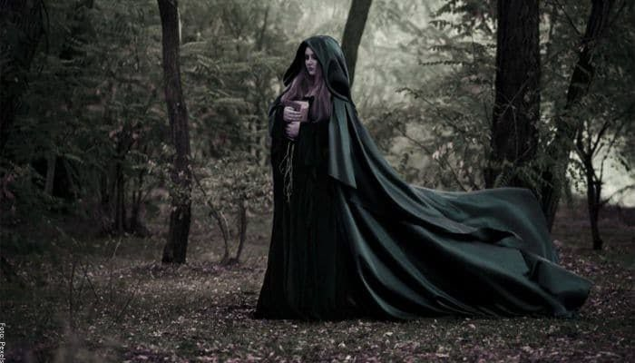 Foto de una bruja en el bosque