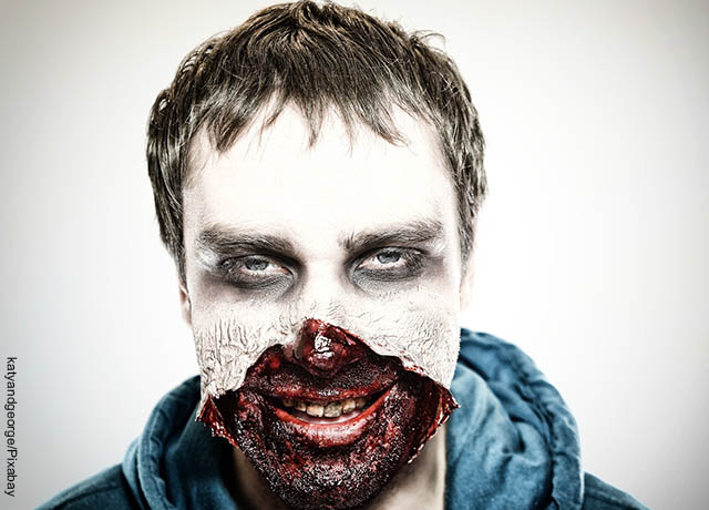 Foto de un hombre difrazado de muerto viviente que ilustra qué significa soñar con zombies