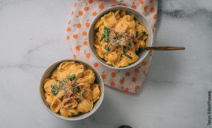 Foto de dos platos de pasta que ilustran la receta de macarrones con queso