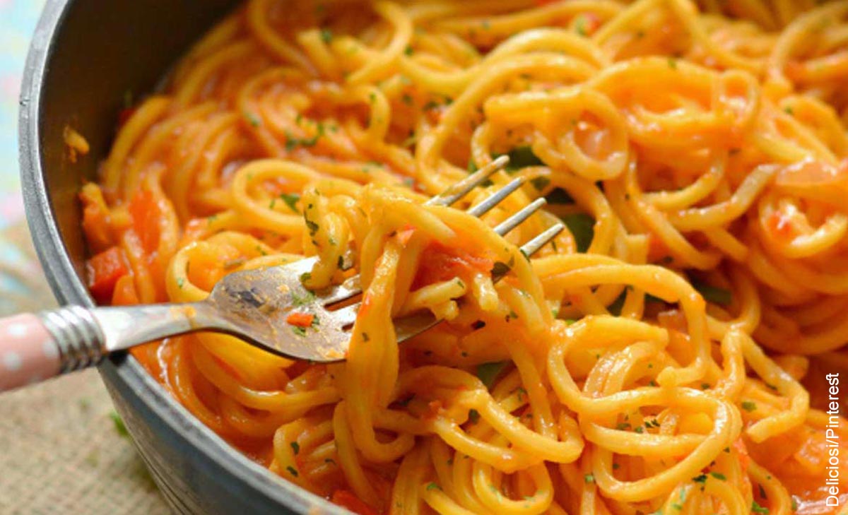 Foto de un plato de spaghetti que muestra la receta de pasta con pollo