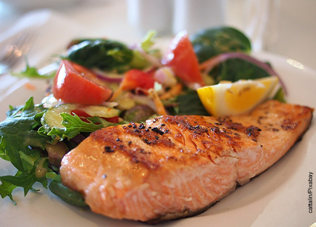 Foto de un trozo de salmón con ensalada