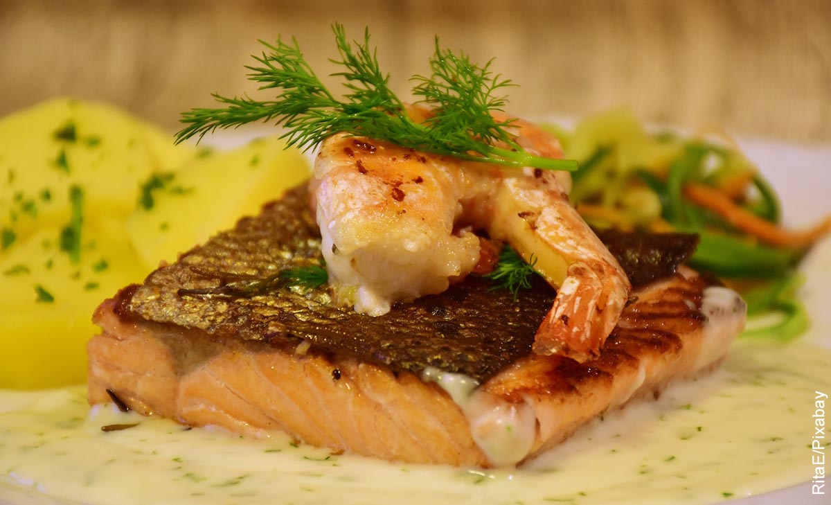 Foto de un trozo de salmón con camarones que ilustra las recetas con pescado