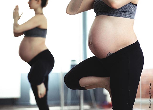 Foto de una mujer embarazada haciendo yoga