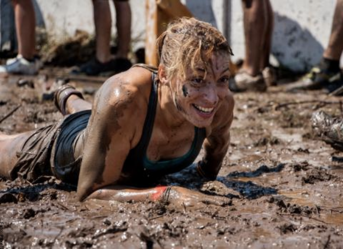 Foto de mujer en charco de barro