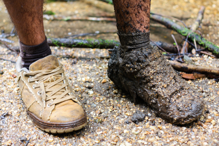 Foto de zapatos llenos de barro