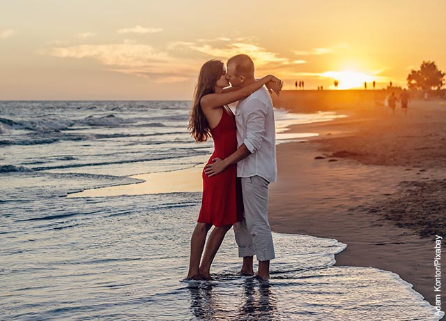 Foto de una pareja besándose en la playa
