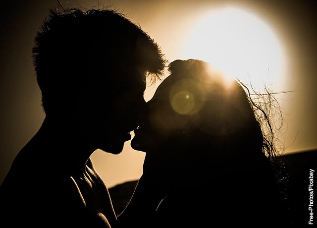 Foto de un hombre y una mujer a punto de darse un beso
