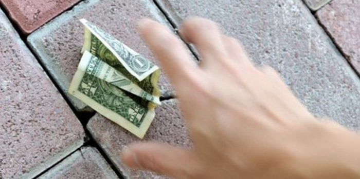 Foto de persona encontrado un billete
