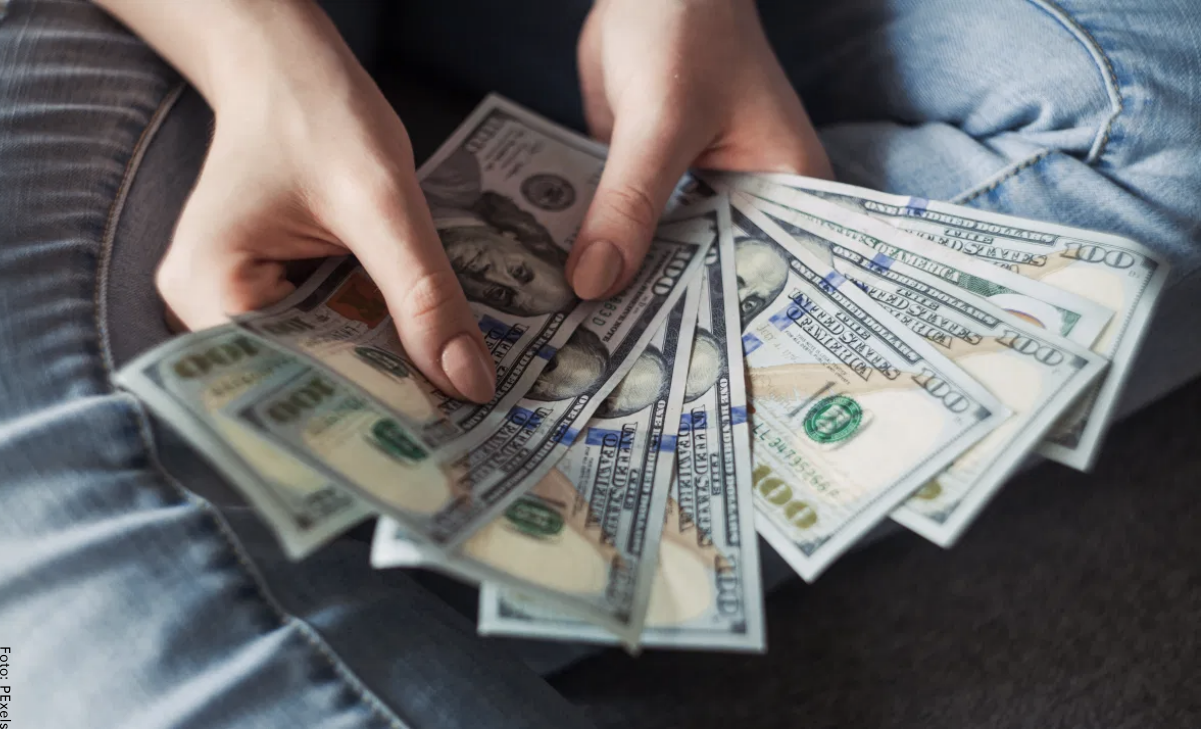 Soñar con billetes, ¿señal de que te volverás millonaria?