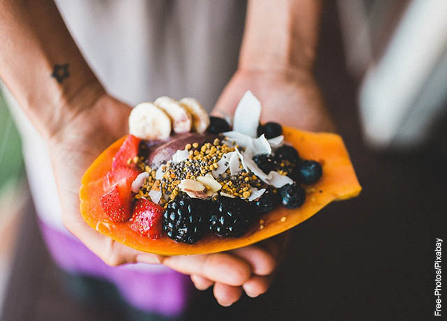 Foto de una persona sosteniendo frutas en sus manos que ilustra soñar con comida