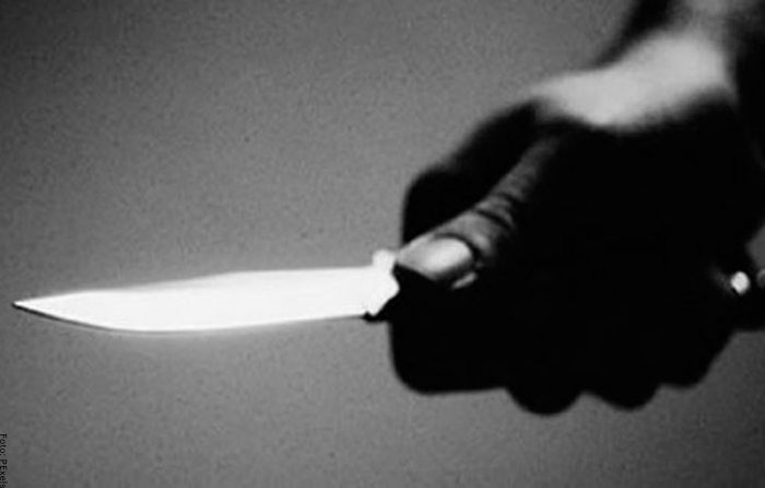 Foto de persona sosteniendo un cuchillo