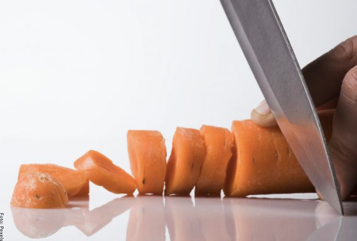 Foto de un cuchillo cortando una zanahoria