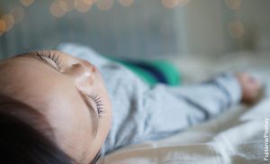 Foto de un niño dormido que muestra lo que es soñar con niños pequeños