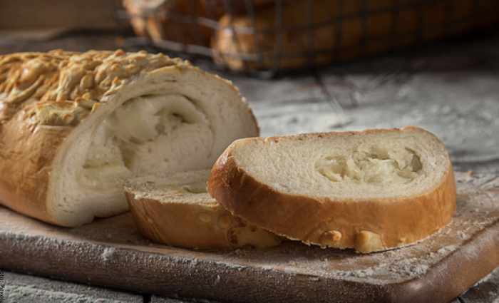 Foto de un pan grande cortado en trozos
