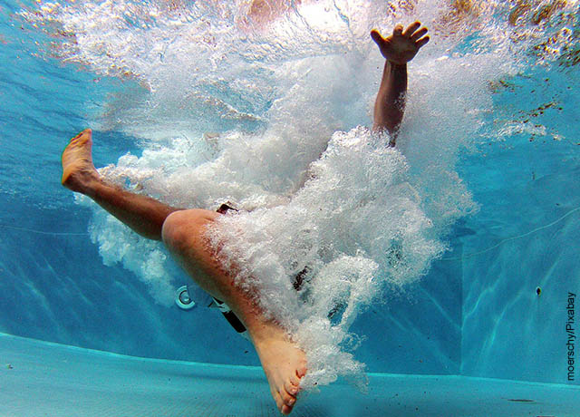 Foto de una persona ahogándose en una piscina
