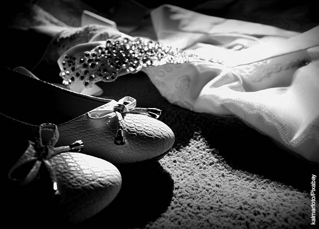Foto de un vestido y unoz zapatos tirados sobre una alfombra
