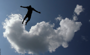 Soñar con volar: ¿estás en las nubes?