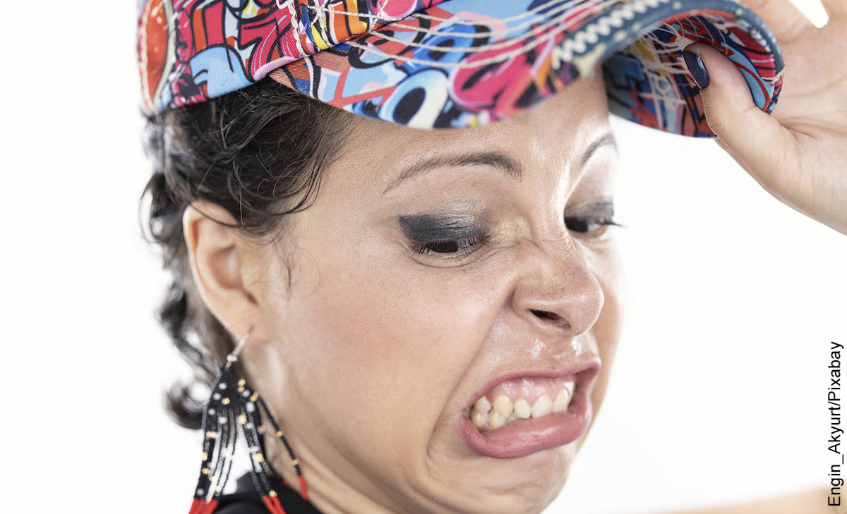Foto de una mujer con cara de desagrado que muestra lo que es soñar con vómito