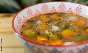 Foto de un plato de sopa de verduras con su receta