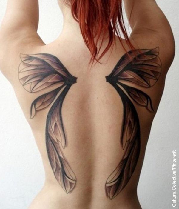 Foto de una mujer con alas de mariposa en su espalda