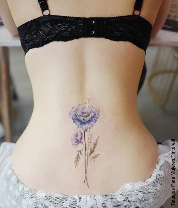 Foto de una mujer con una rosa en su espalda baja tatuada