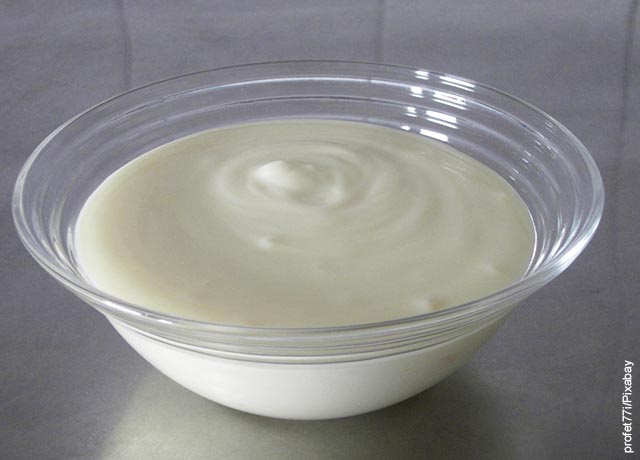Foto de una taza de yogurt blanco