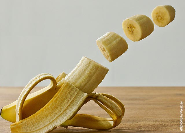 Foto de un banano picado en pedazos