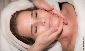 Foto de una mujer recibiendo un masaje facial que ilustra los tipos de mascarillas