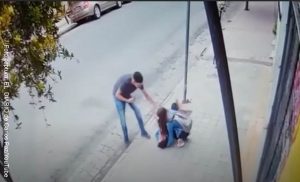 Videos mostrarían agresión de mujer a su novio, ¡hasta desmayarlo!