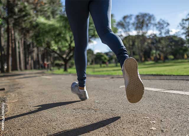 Foto de las piernas de una mujer corriendo que ilustra a qué hora es mejor hacer ejercicio