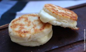 Foto de dos arepas con queso
