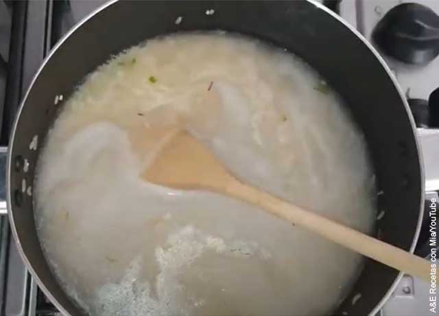 Foto de un arroz cociéndose en una sartén