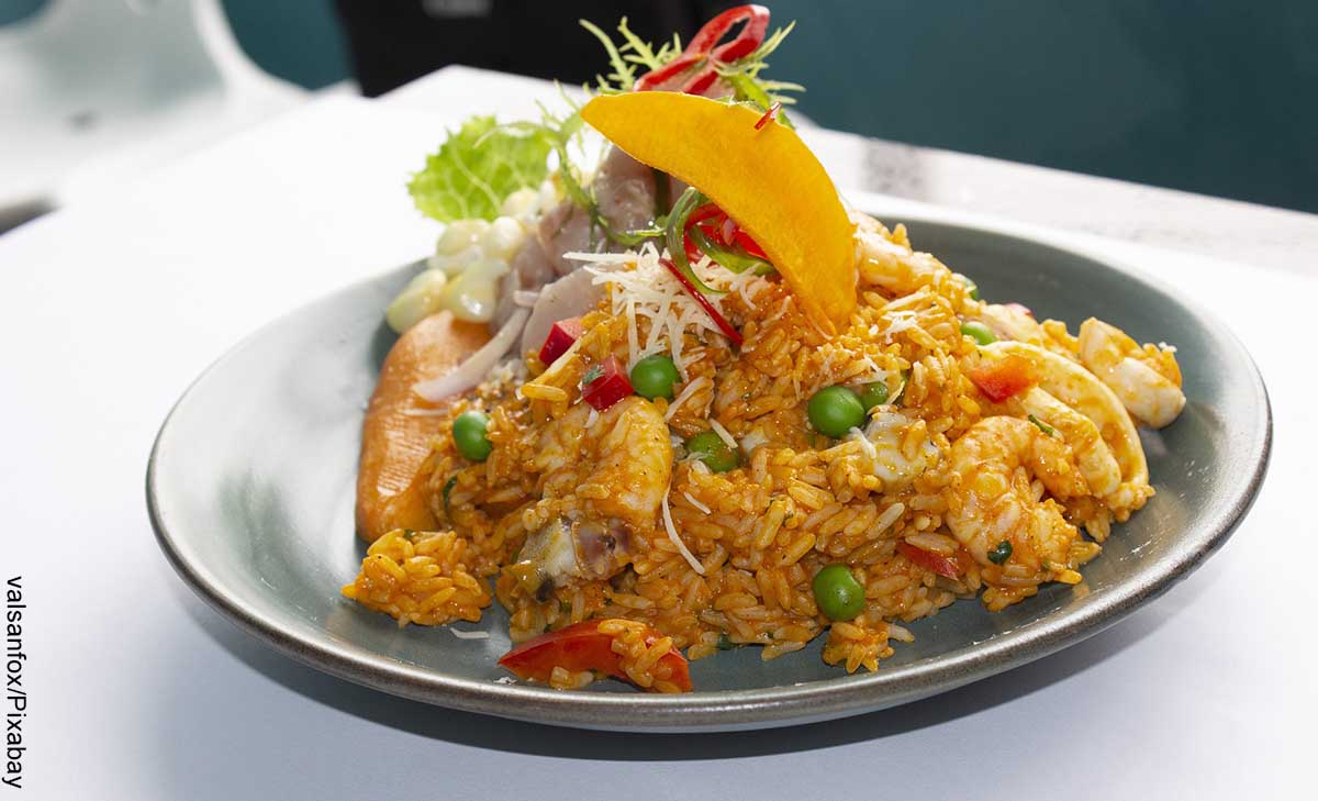 Foto de plato de comida de mar que revela el arroz con camarones y su receta