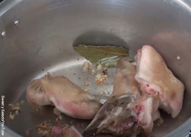 Foto de pezuñas de cerdo en una olla que muestra cómo hacer frijoles