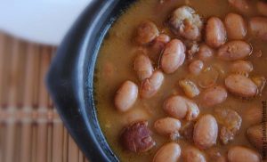 Foto de una vasija de frijoles