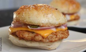 Foto de un emparedado sobre un plato que muestra cómo hacer hamburguesas