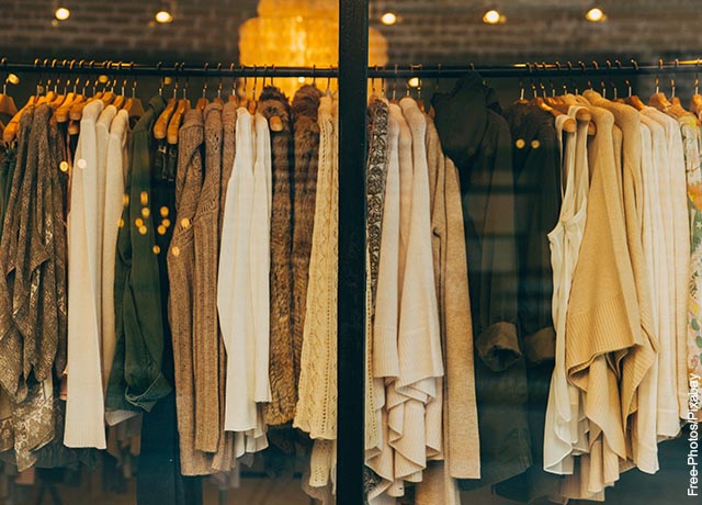 Foto de la vitrina de una tienda de ropa de mujer