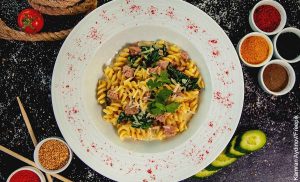 Foto de un plato de pasta con especias que muestra la ensalada de atún y su receta