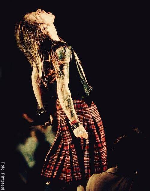 Foto de Axel Rose con una falda durante un concierto en los años 90 con los Guns