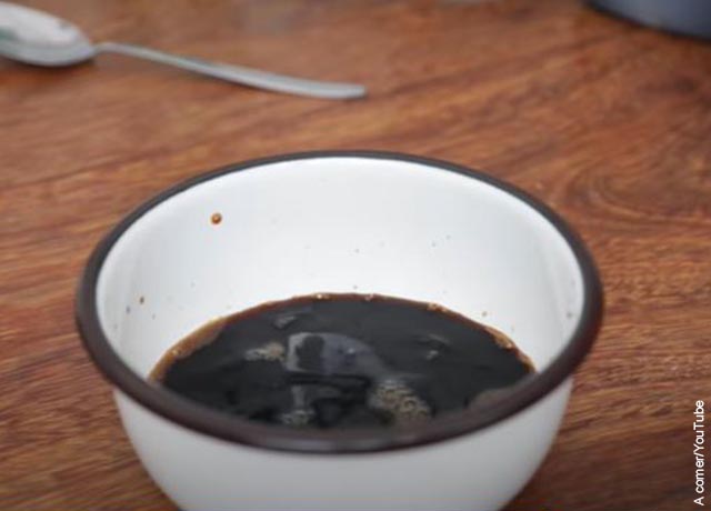 Foto de una taza con salsa de soya que revela el lomo saltado con su receta