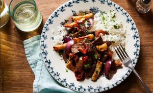 Foto de un plato de comida típica que muestra el lomo saltado y su receta