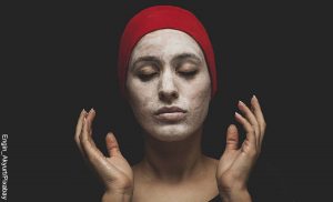 Foto de una mujer con un prodcuto de belleza en su cara que muestra las mascarillas caseras