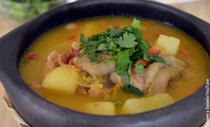 Foto de un plato de sopa que revela el mondongo y su receta
