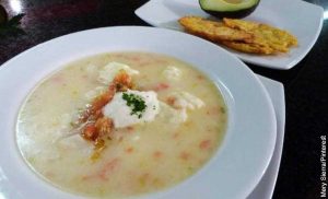 Foto de un plato de sopa con patacones que muestra el mote de queso y su receta