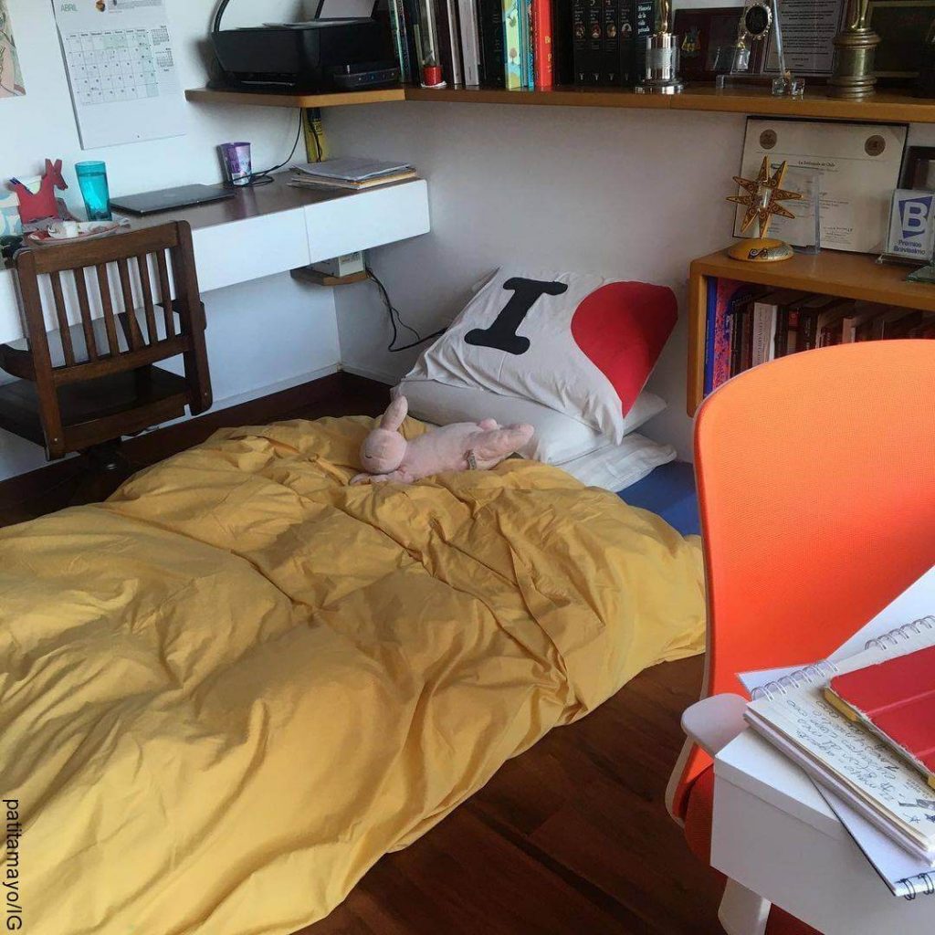 Foto de una cama en el piso