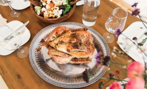 Foto de una bandeja que muestra el pollo asado y su receta